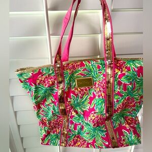 Lily Pulitzer tote bag. Excellent used condition. Only used 2 times.